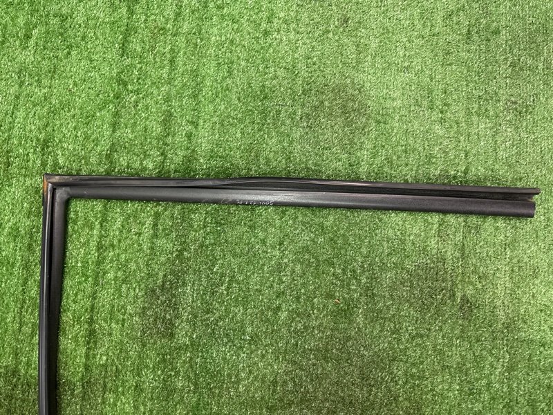 Уплотнитель стекла двери Kia Soul 2014 SW