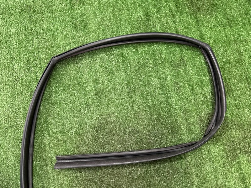 Уплотнитель стекла двери Kia Soul 2014 SW