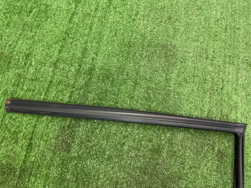 Уплотнитель стекла двери Kia Soul 2014 SW