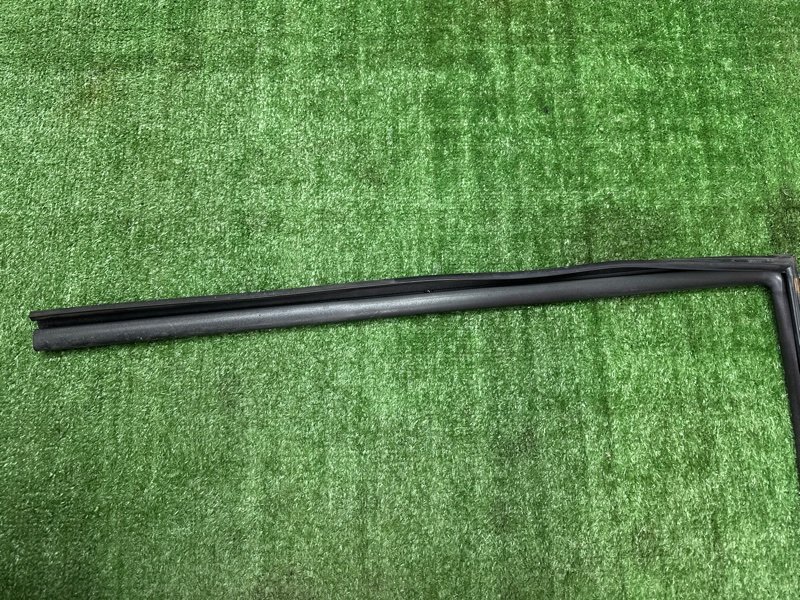 Уплотнитель стекла двери Kia Soul 2014 SW