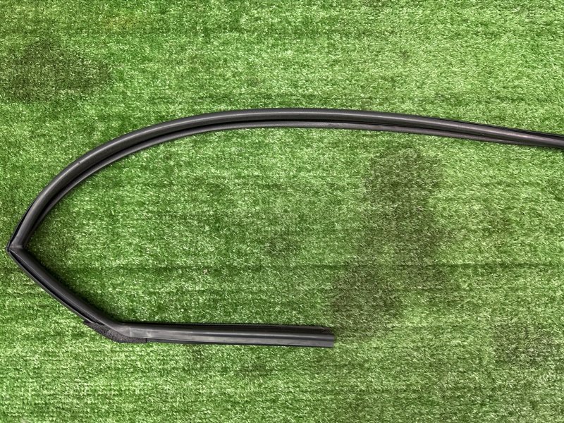 Уплотнитель стекла двери Kia Soul 2014 SW