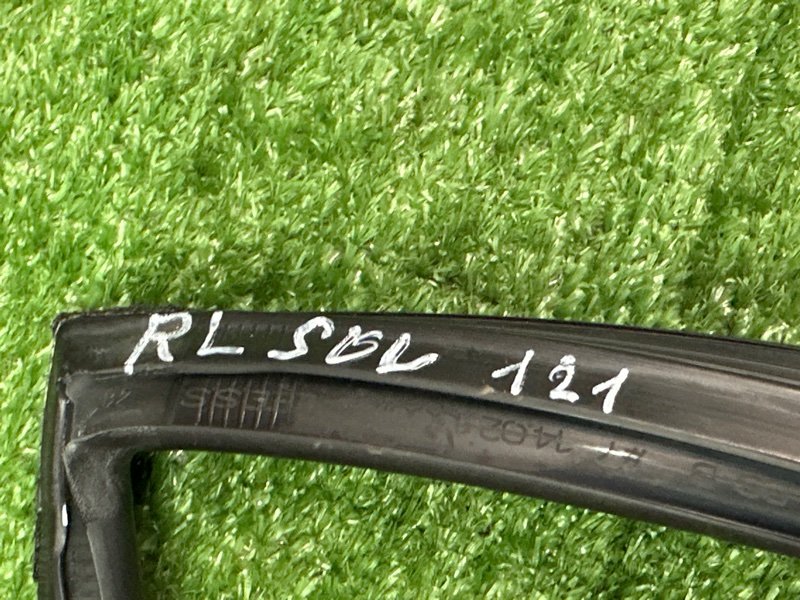 Уплотнитель стекла двери Kia Soul 2014 SW