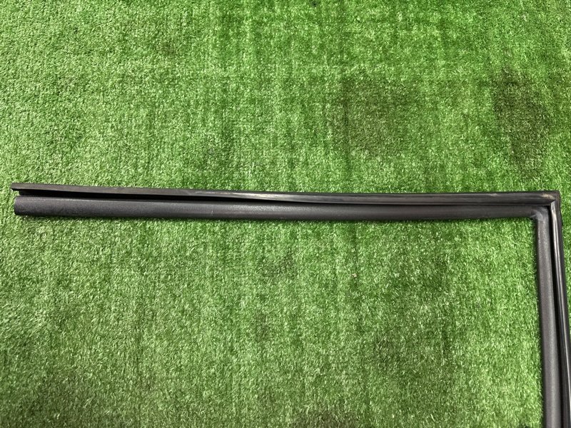 Уплотнитель стекла двери Kia Soul 2014 SW