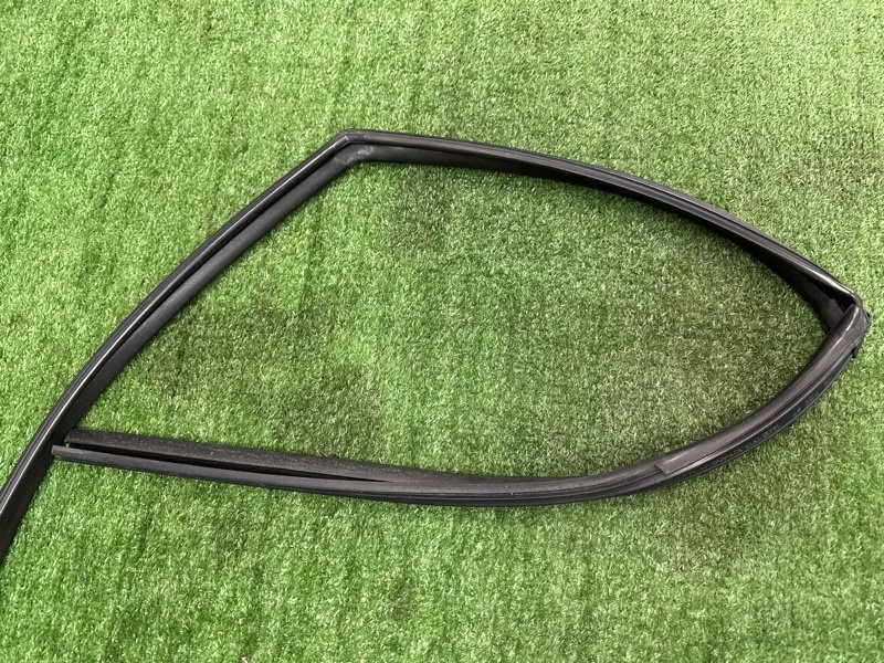 Уплотнитель стекла двери Kia Soul 2014 SW