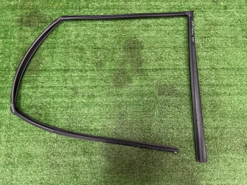 Уплотнитель стекла двери Kia Soul 2014 SW