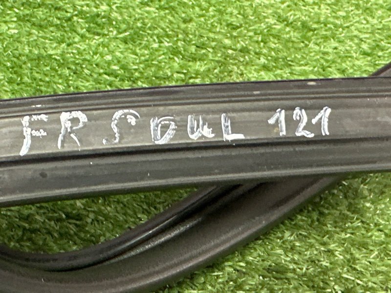 Уплотнитель стекла двери Kia Soul 2014 SW