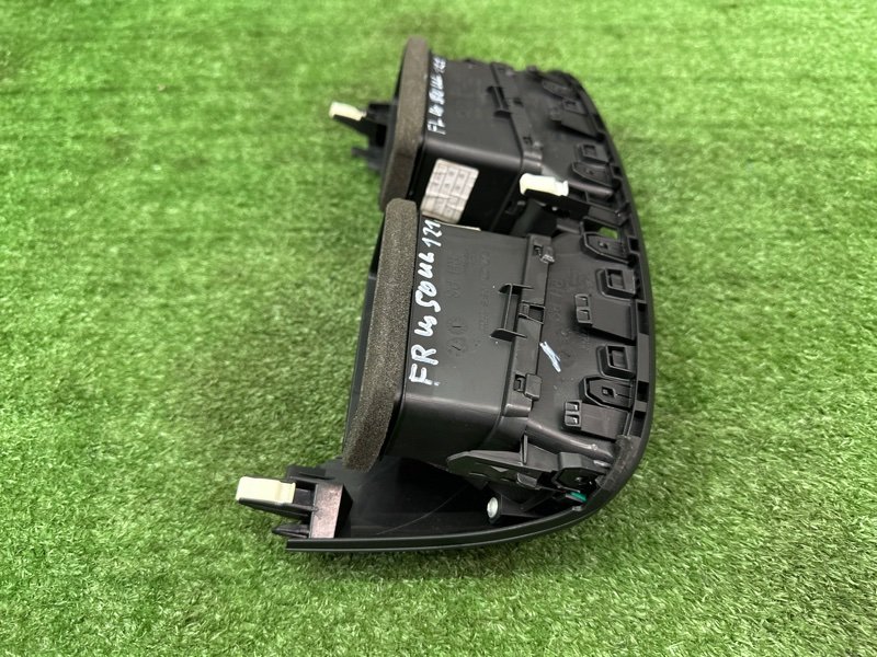 Дефлектор отопителя центральный Kia Soul 2014 SW