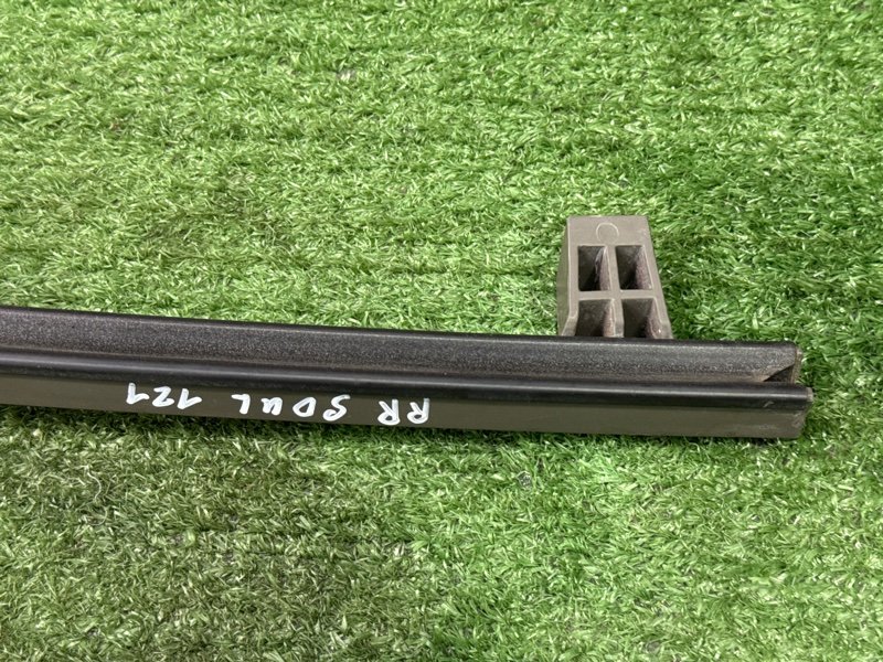 Направляющая стекла двери Kia Soul 2014 SW