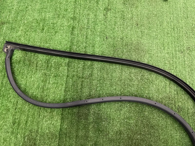 Уплотнитель двери Hyundai i30 2013