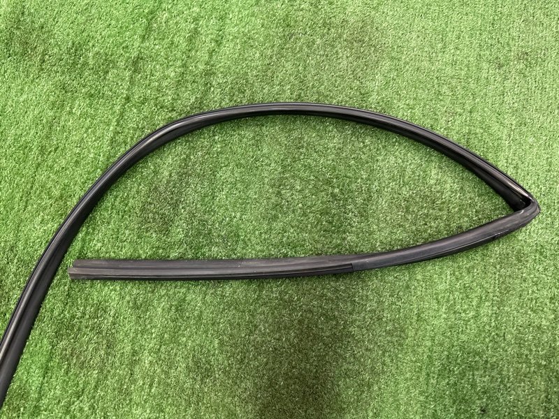 Уплотнитель стекла направляющий Hyundai i30 2013