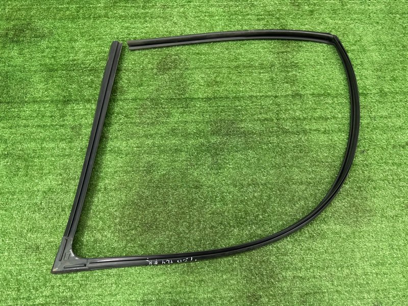 Уплотнитель стекла направляющий Hyundai i30 2013