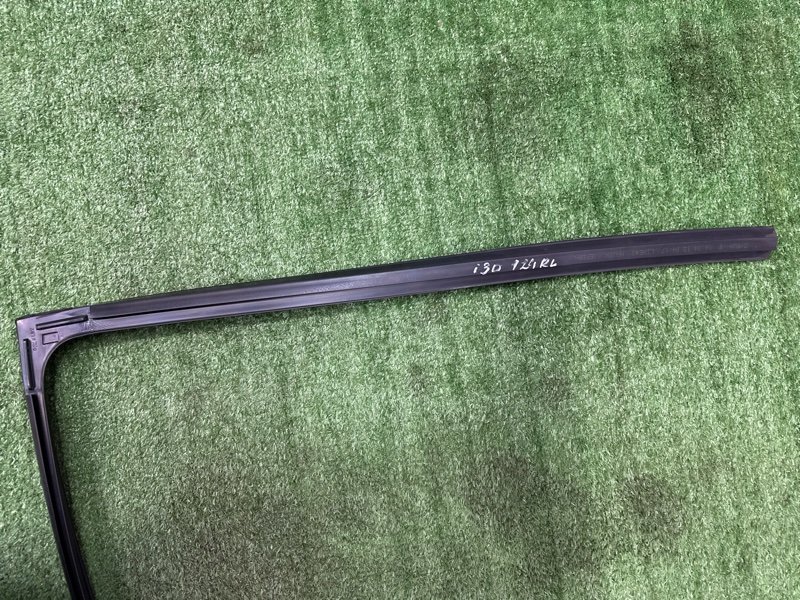 Уплотнитель стекла направляющий Hyundai i30 2013