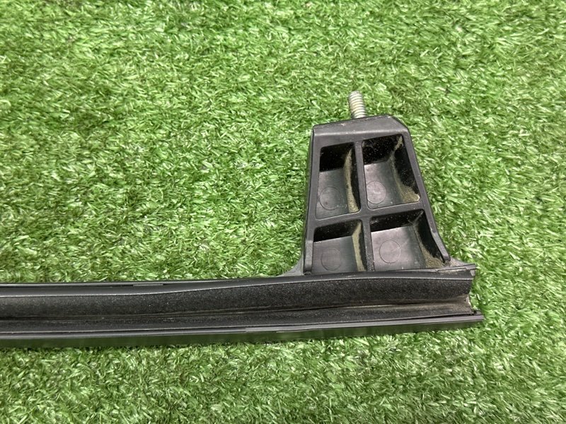 Направляющая стекла двери Hyundai i30 2013