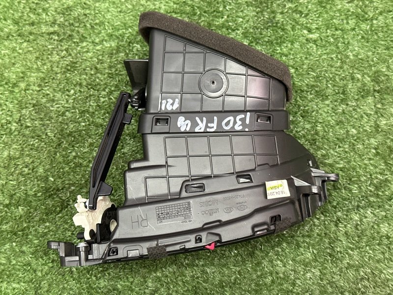 Дефлектор отопителя центральный Hyundai i30 2013