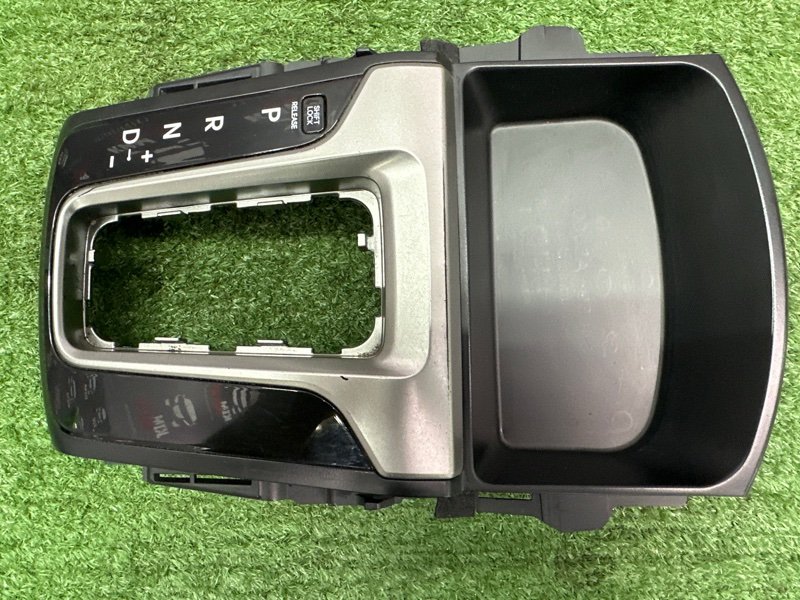 Накладка кулисы АКПП Hyundai i30 2013