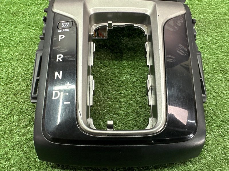 Накладка кулисы АКПП Hyundai i30 2013