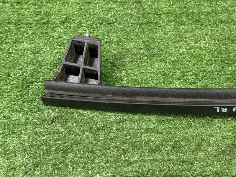 Направляющая стекла двери Hyundai i30 2013