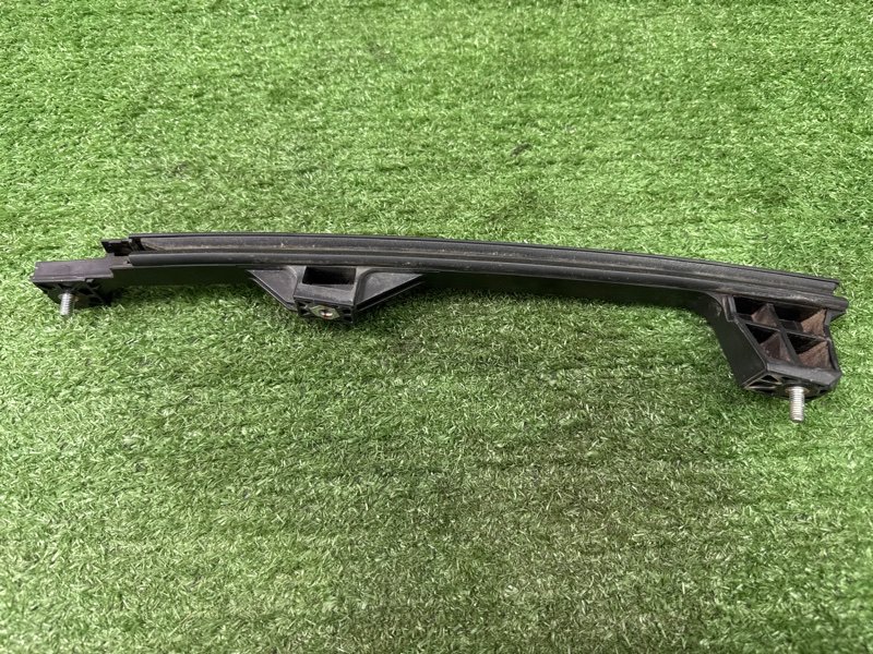 Направляющая стекла двери Hyundai i30 2013