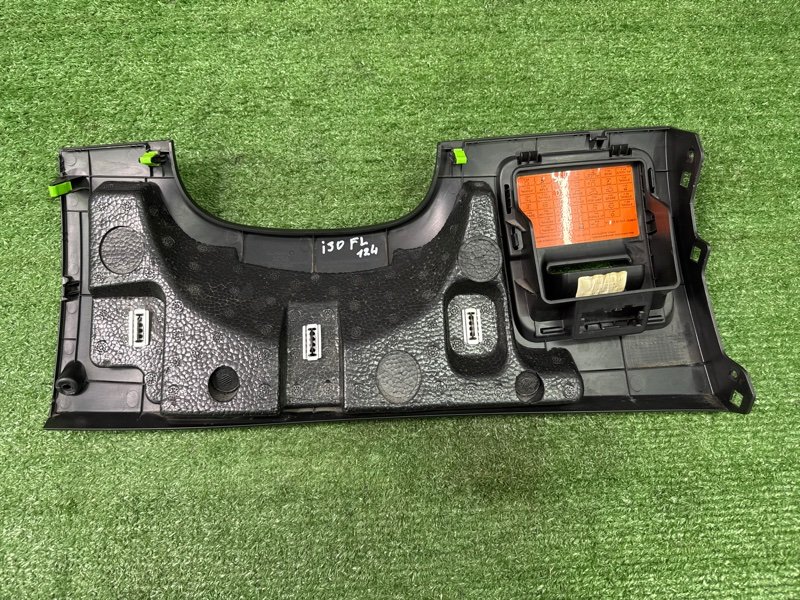 Накладка торпедо нижняя левая Hyundai i30 2013