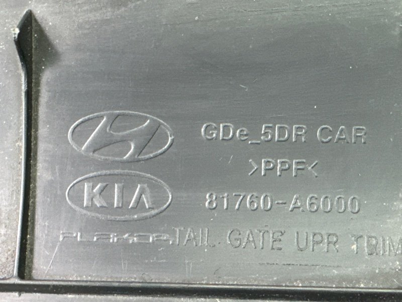 Обшивка крышки багажника верхняя Hyundai i30 2013