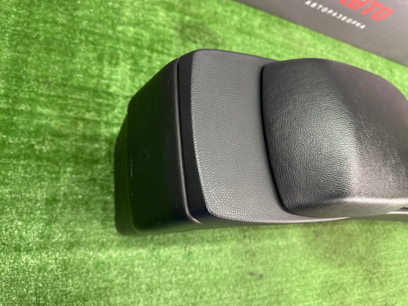 Центральная Консоль с подлокотником Hyundai i30 2013