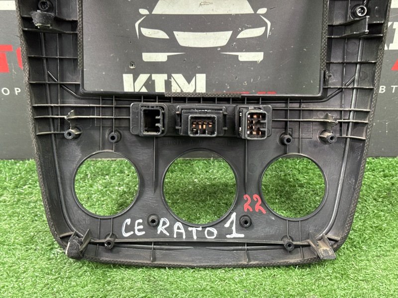 Рамка магнитолы с дефлекторами Kia Cerato 1