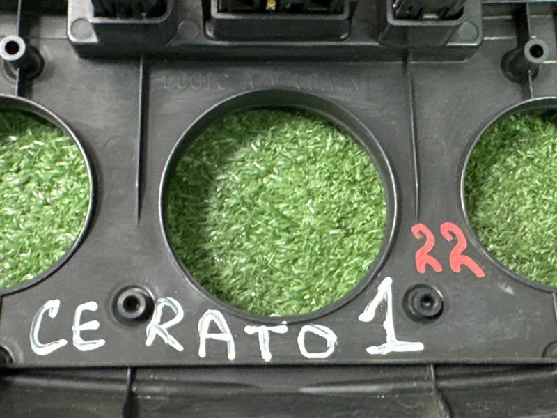 Рамка магнитолы с дефлекторами Kia Cerato 1