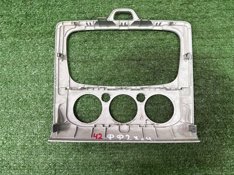 Рамка магнитолы Ford Focus 2