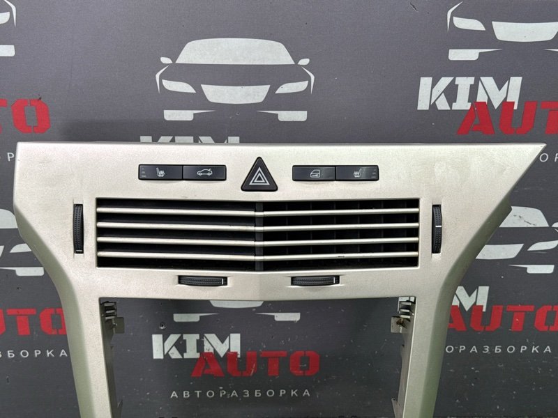 Рамка магнитолы с дефлекторами Opel Astra