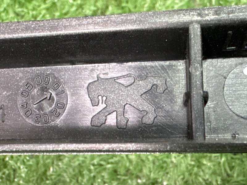 Рамка магнитолы Peugeot 307