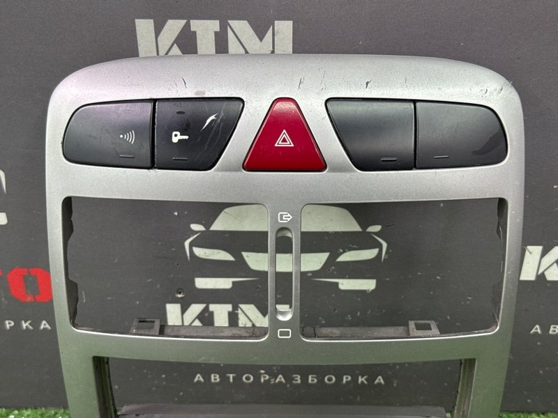 Рамка магнитолы Peugeot 307