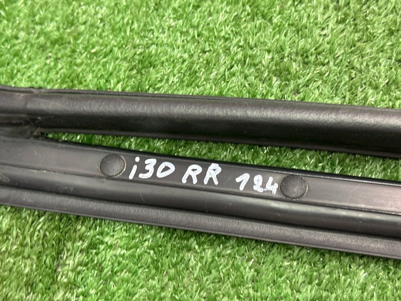 Уплотнитель двери Hyundai i30 2013