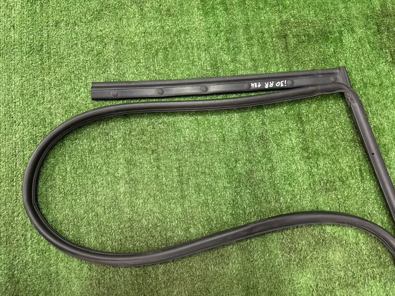 Уплотнитель двери Hyundai i30 2013