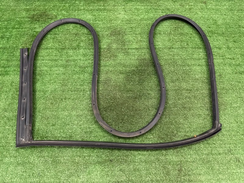 Уплотнитель двери Hyundai i30 2013