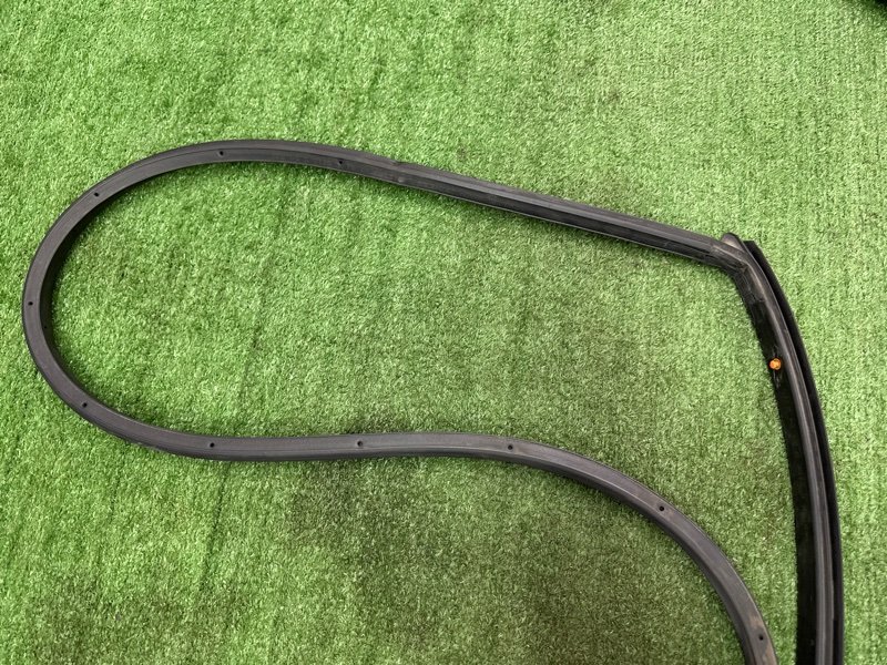 Уплотнитель двери Hyundai i30 2013