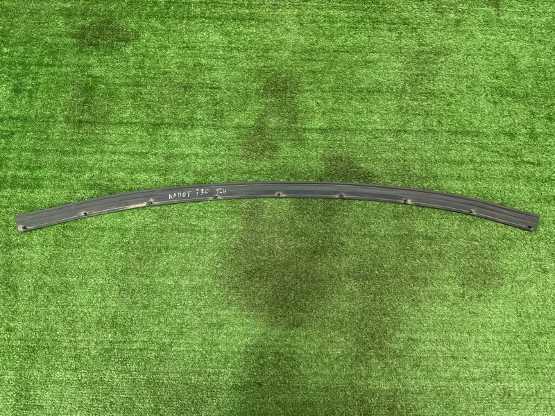 Уплотнитель капота Hyundai i30 2013