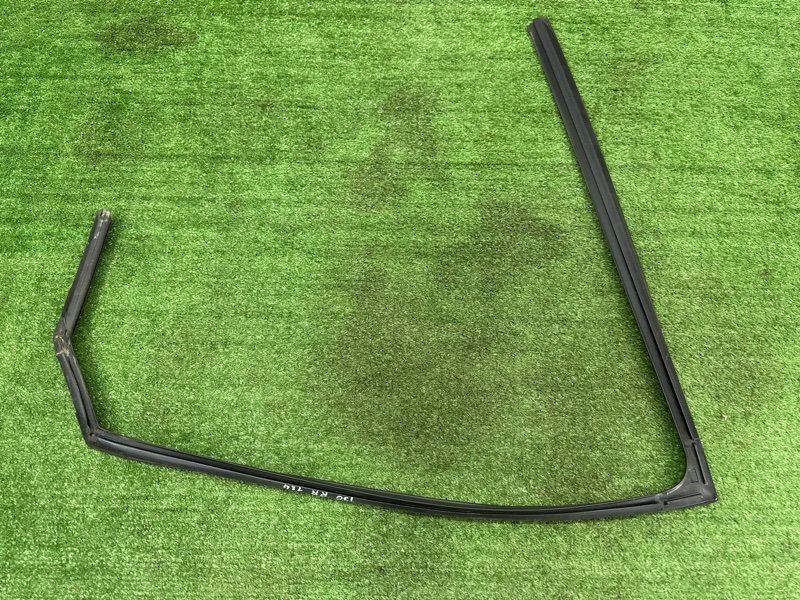 Уплотнитель стекла направляющий Hyundai i30 2013