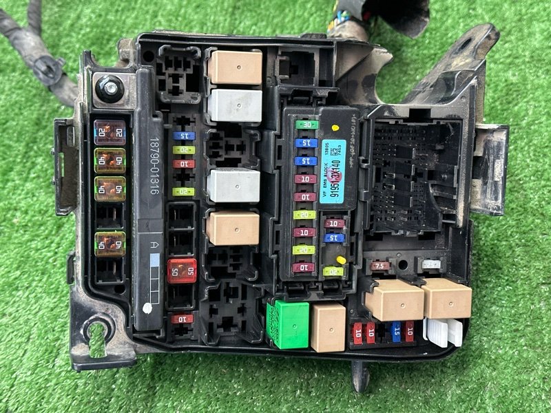 Проводка моторного отсека с блоком предохранителей Hyundai i30 2013