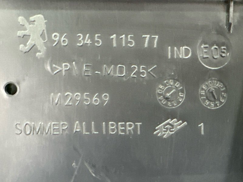 Ящик центральной консоли Peugeot 307