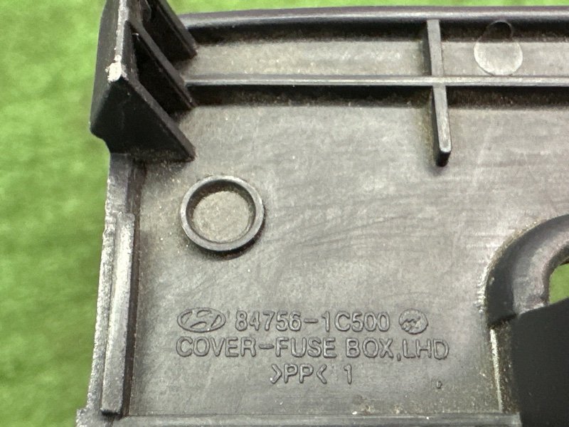 Крышка блока предохранителей салона Hyundai Getz