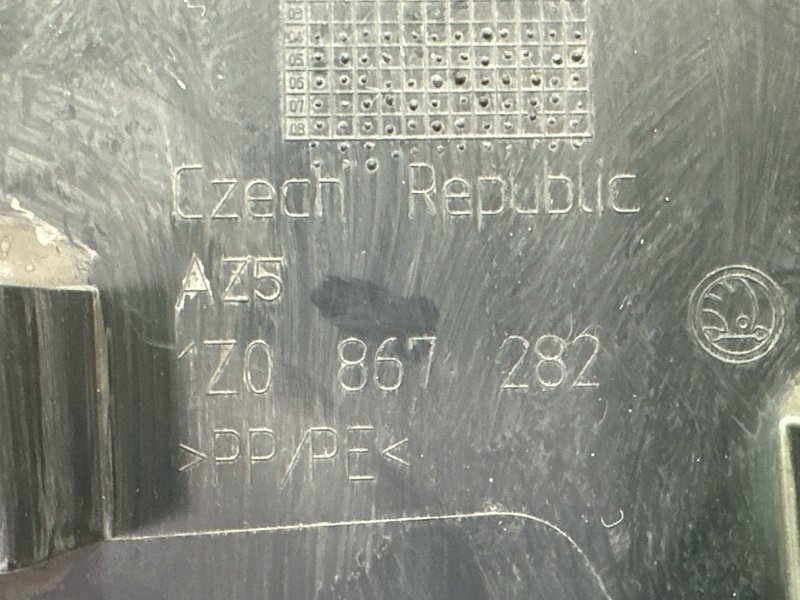 Накладка центральной стойки нижняя Skoda Octavia A5