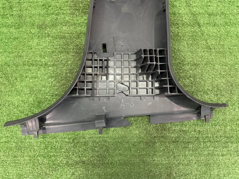 Накладка центральной стойки нижняя Skoda Octavia A5