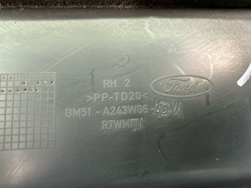 Накладка центральной стойки нижняя Ford Focus 3