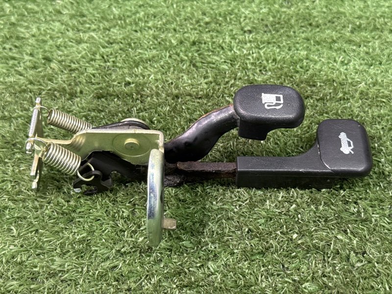 Ручка открывания бензобака и багажника Hyundai Solaris 1 2013 RB