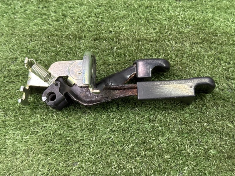 Ручка открывания бензобака и багажника Hyundai Solaris 1 2013 RB