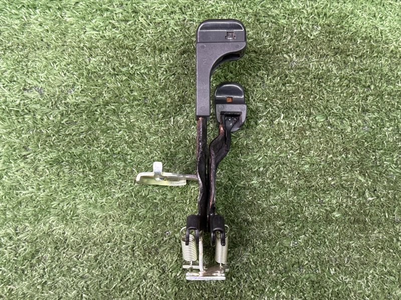 Ручка открывания бензобака и багажника Hyundai Solaris 1 2013 RB