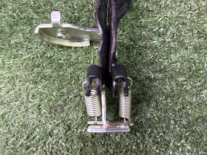 Ручка открывания бензобака и багажника Hyundai Solaris 1 2013 RB