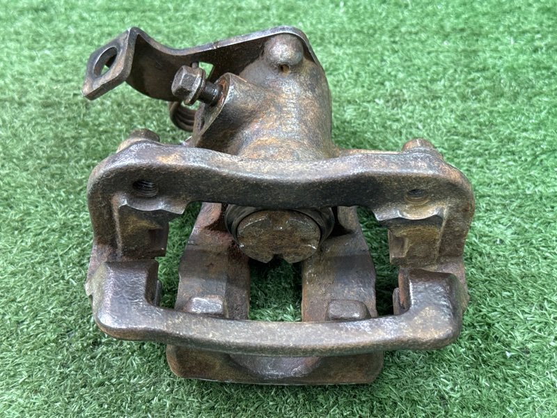 Суппорт тормозной Hyundai Solaris 1 2013 RB