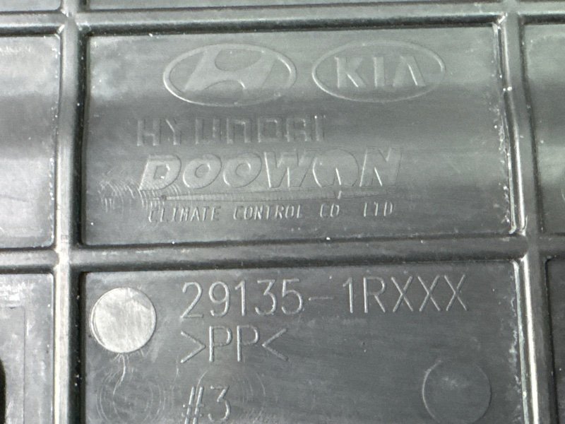 Дефлектор радиатора верхний Hyundai Solaris 1 2013 RB