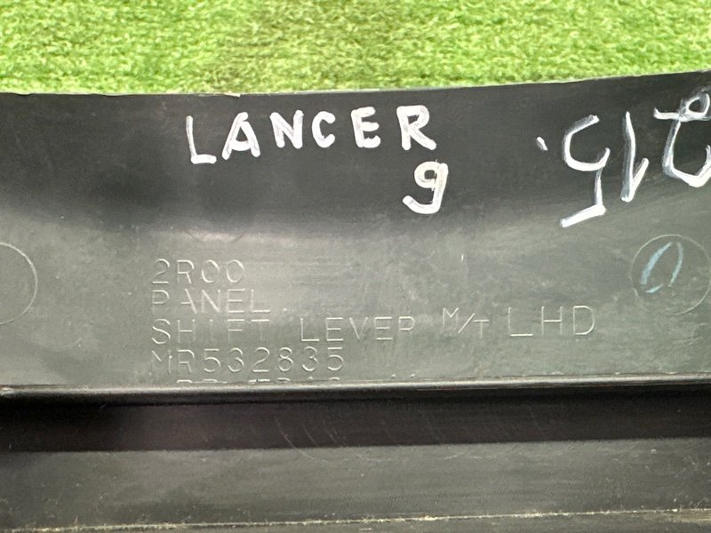 Центральная консоль(тоннель) МКПП Mitsubishi Lancer 9